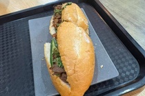 O banh mi 208.000 dong o san bay: Cang hang khong Noi Bai noi gi? hinh anh