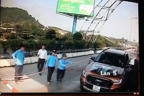 Canh sat vao cuoc xu ly nhom nguoi gay roi o tram thu phi ngay Tet hinh anh