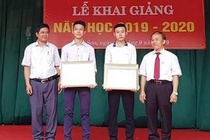 Khen thuong 2 nam sinh cuu nguoi bi lu cuon hinh anh