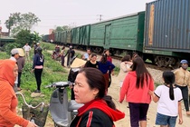Xe tải bị tàu hỏa hất văng xuống ao, tài xế tử vong