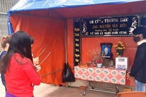 Nam thanh nien dang cach ly lap ban tho vong cha hinh anh