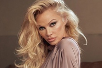 Pamela Anderson kể về những lần bị quấy rối tình dục