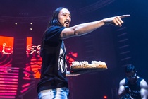 Steve Aoki bi kien khi nem banh ngot vao khan gia hinh anh