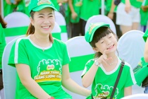 Thanh Thao Hugo cung chong va con gai tham gia di bo hinh anh