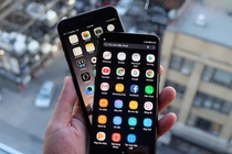 Galaxy S8+ so dáng iPhone 7 Plus: Nhỏ hơn dù màn hình lớn