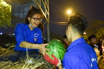 Sinh vien vay tien mua 20 tan dua hau giup nong dan Quang Ngai hinh anh