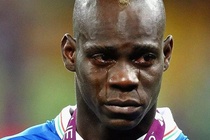 Balotelli bi phat vi yeu cau CDV dung phan biet chung toc hinh anh