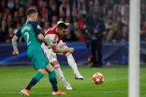 Hậu vệ Tottenham bị chỉ trích vì kèm người 'tệ nhất lịch sử'