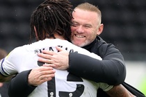 HLV Rooney cùng học trò thoát hiểm ở vòng cuối giải hạng Nhất