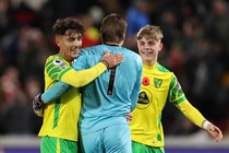 Norwich vỡ òa sau chiến thắng đầu tiên tại Premier League mùa này