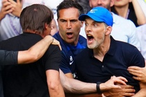 HLV Conte, Tuchel nhận thẻ đỏ sau 2 lần xô xát