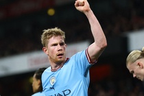 De Bruyne đáp trả sau khi bị CĐV ném chai, lọ