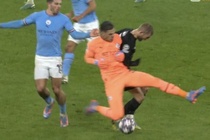 VAR hai lần gây tranh cãi trong trận thắng 7-0 của Man City