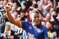 Newcastle đẩy Man United xuống thứ 4