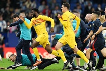 Dàn sao Barca chạy tán loạn vì bị CĐV quá khích truy đuổi