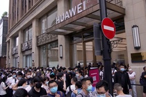 Bị Mỹ đánh bầm dập, Huawei quyết đấu Apple tại Trung Quốc