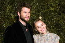 Miley Cyrus tình tứ bên chồng, Katy Perry khoe nhẫn ở tiệc Oscar 2019