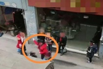 Nguoi phu nu Trung Quoc danh hoc sinh tieu hoc vi nghi con bi bat nat hinh anh