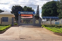 Thong tin moi ve hoc sinh ngheo bi hieu truong giu hoc ba hinh anh