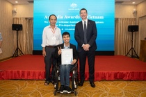 Chang trai ngoi xe lan gianh hoc bong du hoc Australia hinh anh