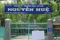Nu sinh o TP.HCM dap dau ban vao tuong trong nha ve sinh hinh anh