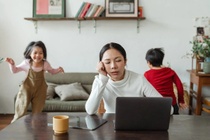 Làm cha mẹ thời hiện đại khó quá