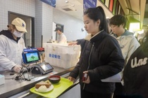 Canteen giam gia 50% bua sang de khuyen khich sinh vien day som hinh anh