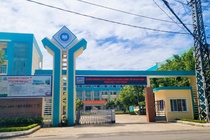 Can bo, giang vien nghi viec tap the vi truong no luong nua nam hinh anh