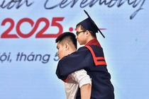 Doi ban than tai hien hinh anh '10 nam cong ban' tai le tot nghiep hinh anh