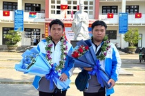 Hai chang trai 'vang' cua nguoi me ngheo xu Quang hinh anh