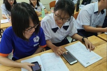 Dau to nhau vi bi cam dung dien thoai o truong hinh anh