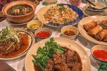 Tiệm cơm nước nhiều góc check-in tựa Hong Kong ở TP.HCM