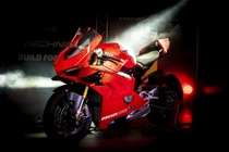 Ducati Panigale V4R lam tu Lego co kich thuoc nhu xe that hinh anh