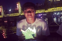 Duc Chinh tha den hoa dang tai Hoi An hinh anh