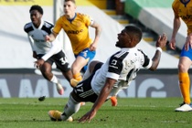 Fulham 2-3 Everton: Cavaleiro trượt ngã khi đá penalty
