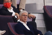 HLV Wenger du khan tran dau cua tuyen Trung Quoc hinh anh