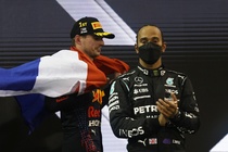 Hamilton mất ngôi vô địch F1 thế giới vào tay Verstappen