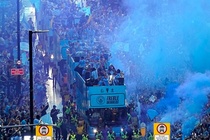 Sự cố trong lễ mừng cú ăn ba lịch sử của Man City