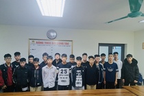 24 thanh thieu nien deo khan do, mang hung khi di hon chien hinh anh