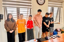3 co gai du tiec ma tuy cung nhom thanh nien trong phong tro hinh anh
