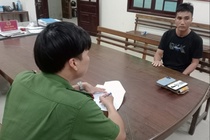 Cay cop xe trom tai san cua du khach tam bien hinh anh