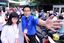 Sinh vien tiep suc mua thi phai cap cuu vi nang nong hinh anh