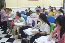 Ba giao lang thue giao vien day tieng Anh cho tre ngheo hinh anh