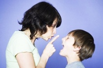 Me ep con hoc 16 tieng moi ngay gay tranh cai hinh anh