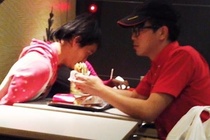 Chang nhan vien McDonald giup nguoi tan tat an banh hinh anh