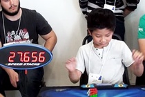Cau be 7 tuoi xoay rubik bang mot tay trong 27 giay hinh anh