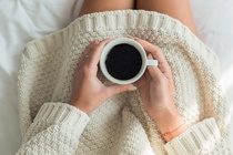 Con có thể chậm lớn nếu mẹ hấp thụ nhiều caffeine trong thai kỳ