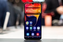 Galaxy A20 ra mat - man hinh giot nuoc, camera kep, gia 215 USD hinh anh