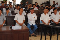 11 bị cáo tại phiên toà (hàng thứ nhất và hàng thứ 2)