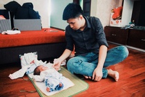 Khoảnh khắc của ông bố đơn thân xin sữa bên con